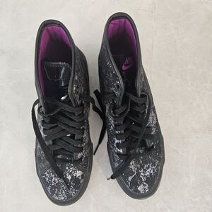 Nike Women's Black and Silver Sneakers 6.5